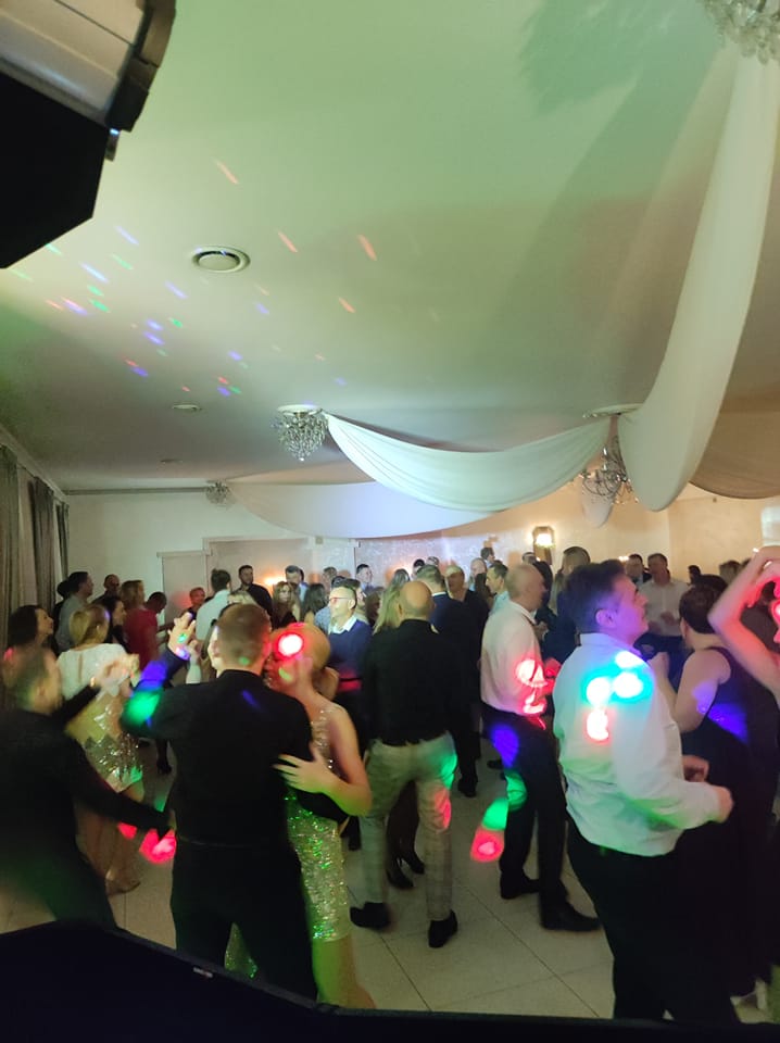 DJ Foku$ na weselu – niezapomniana atmosfera i efekty świetlne.