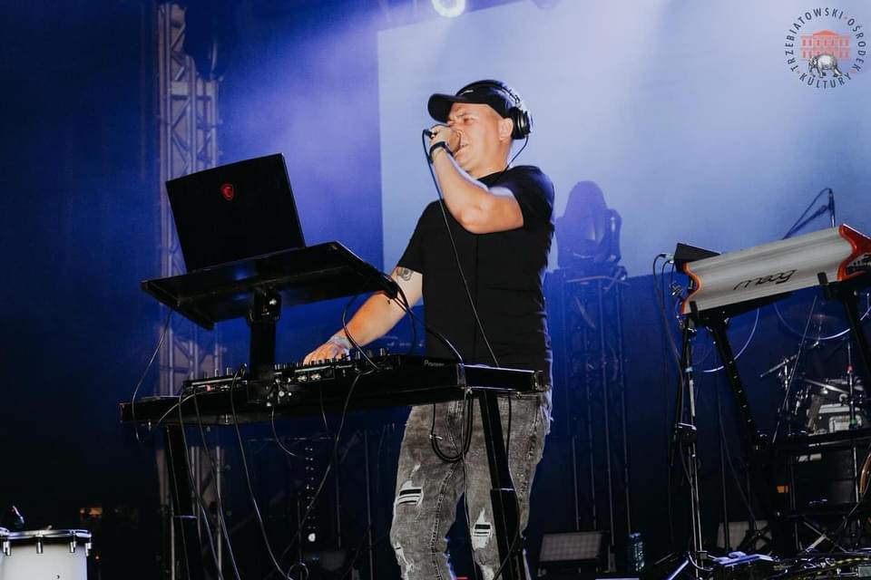 DJ Foku$ na scenie podczas występu