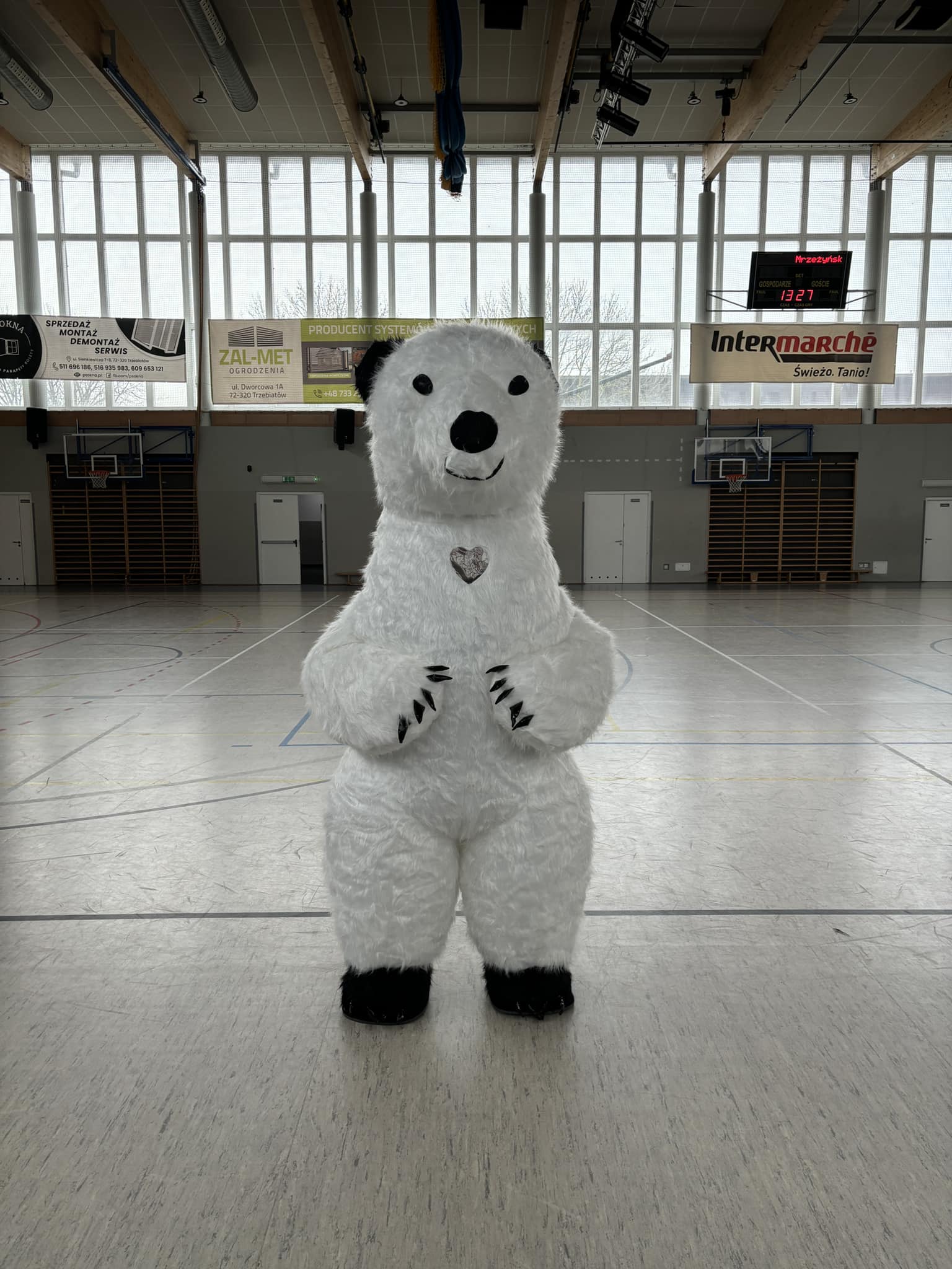 gallery-6 🎉 Szukasz wyjątkowej atrakcji na swoje wydarzenie? 🐻 Oto nasz uroczy miś, który rozkręci każdą imprezę! 🪩 Spraw, aby Twoje wesele, urodziny czy event były niezapomniane – wynajmij misia od DJ Foku$! 📸 Gwarantowane uśmiechy, wspólne tańce i masa zdjęć! ✨ 💌 Zapytaj o szczegóły i zarezerwuj już dziś! #AtrakcjeNaImprezę #WynajemMisia #DJFokus #Eventy #Wesele2025 #Urodziny #NiezapomnianeChwile #Zachodniopomorskie #MisNaImprezie #Trzebiatów #Kołobrzeg #AtrakcjeDlaDzieci #ImprezyOK